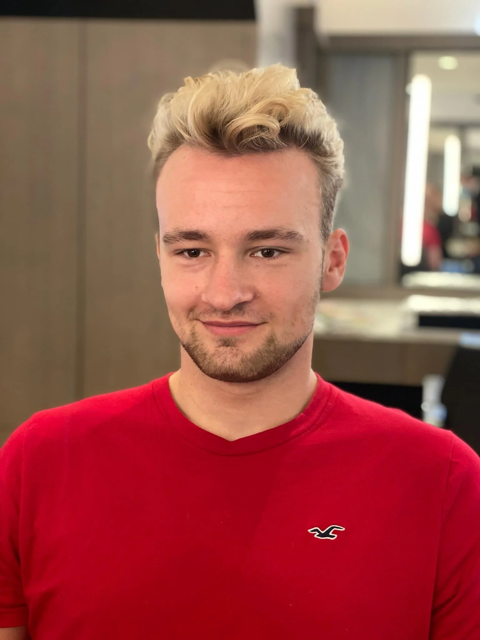 Coupe masculine moderne et précise