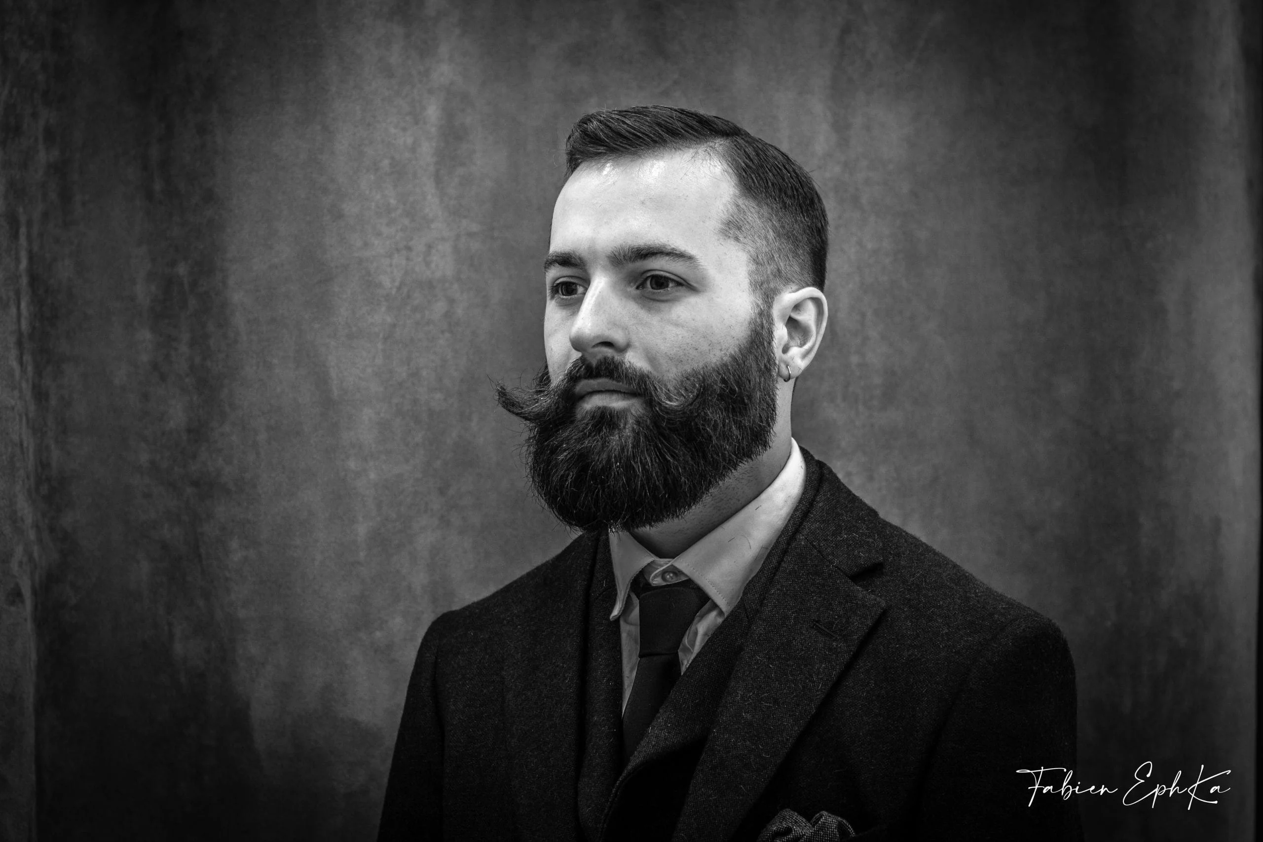 Barbe sculptée avec précision artisanale